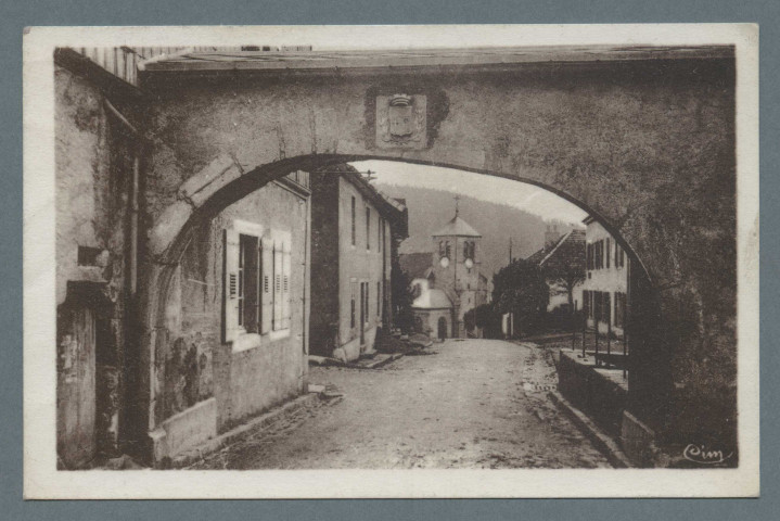 Rue centrale, porte des anciennes fortifications