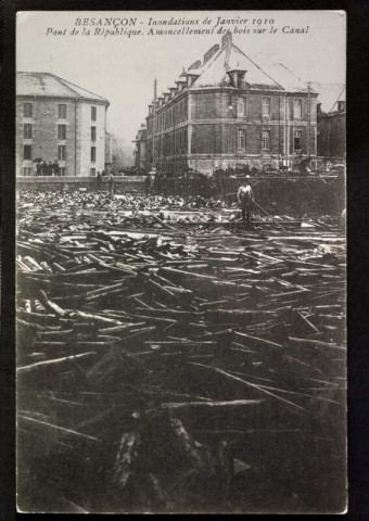 Amoncellement de bois sur le canal Saint-Paul, inondations 1910