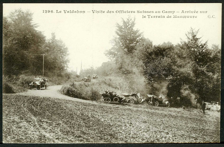 Visite des officiers suisses, arrivée sur le terrain de manoeuvre