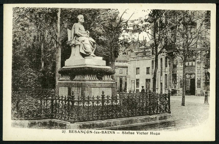 Vue de la statue Victor Hugo