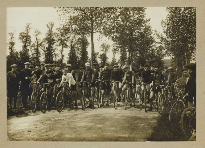 Départ d'une course cycliste amateur