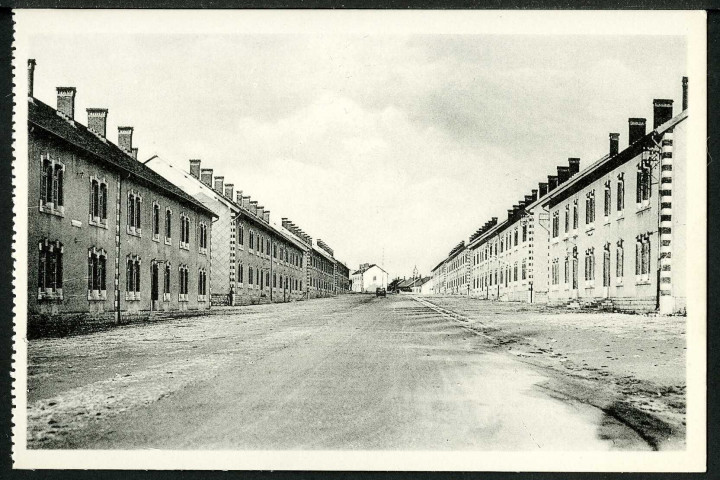Le camp, la grande allée