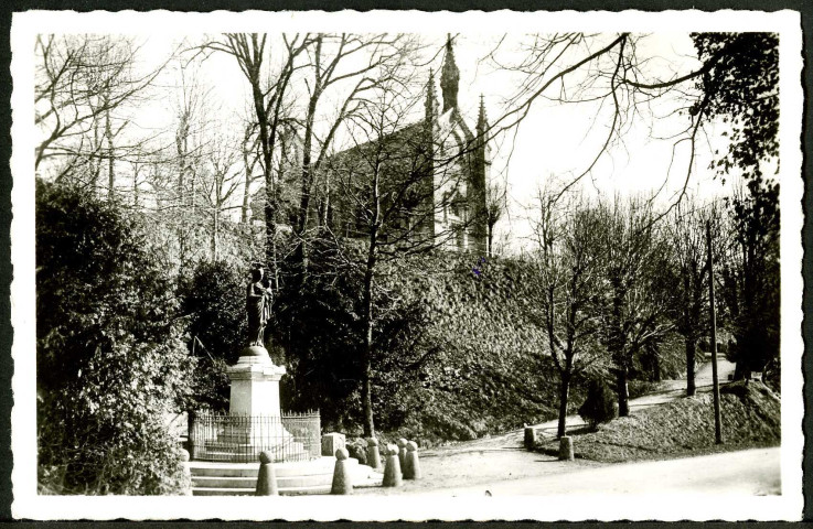 Vue de la chapelle et de la Vierge