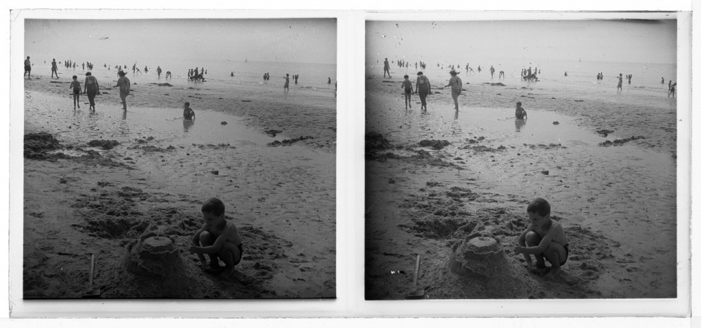 Sur la plage, Denis fait un château de sable