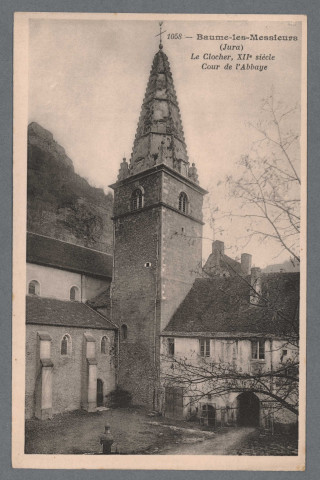 Le clocher, cour de l'abbaye