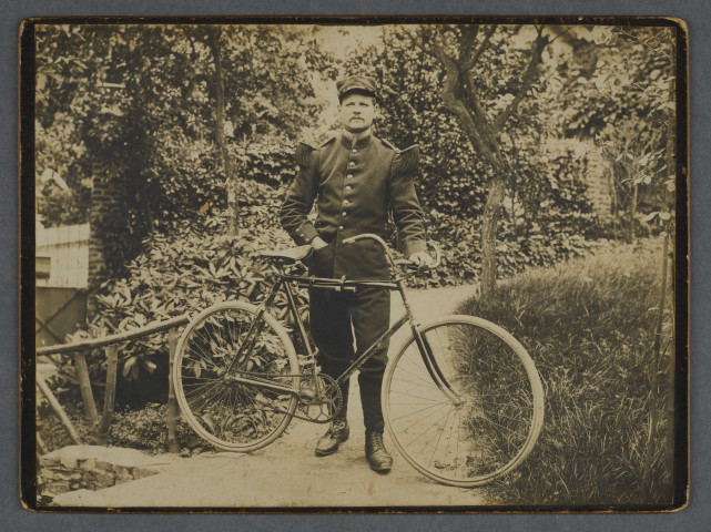 Militaire posant à coté de sa bicyclette
