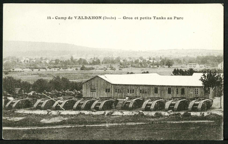Gros et petit tank au parc