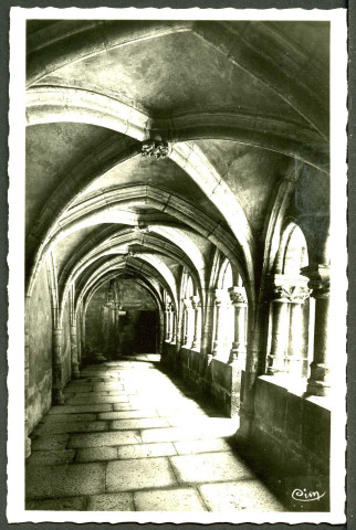 Vue du promenoir du cloître