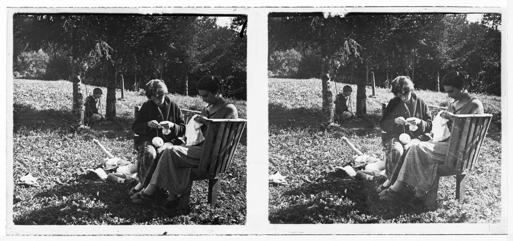 Dans le jardin, balançoire et travaux de couture