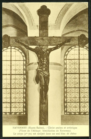 Intérieur de l'église, Christ ancien et artistique