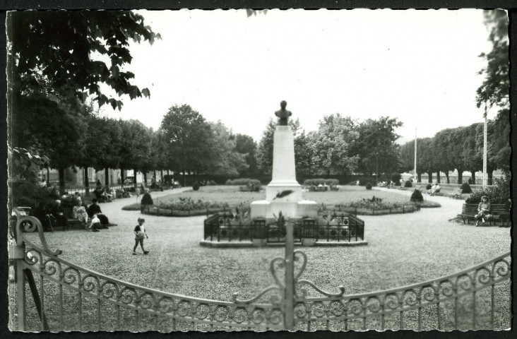 Square E. Cusenier