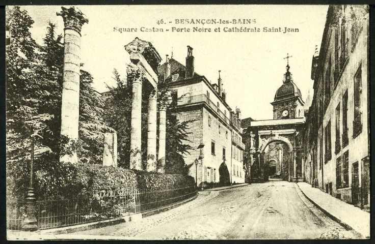 Square Castan, porte noire et au fond, cathédrale Saint-Jean