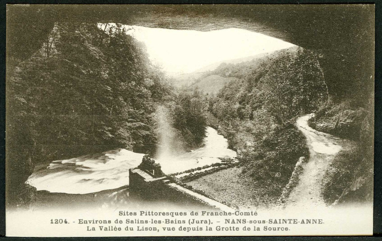 Vue prise depuis l'intérieur de la source du Lison