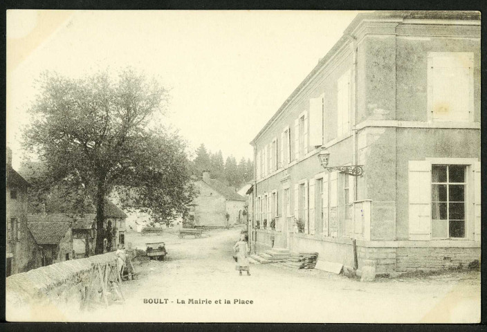 La mairie et la place