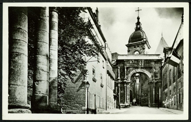 Square Castan, vestige du théâtre romain, porte noire et cathédrale Saint-Jean