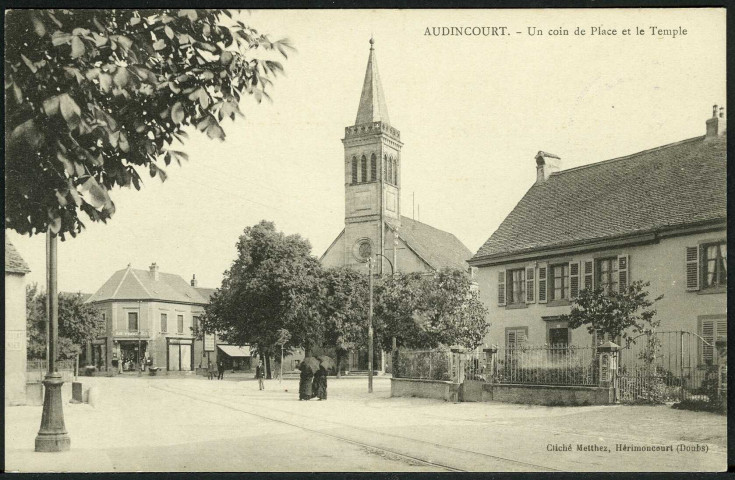 Un coin de la place et le temple