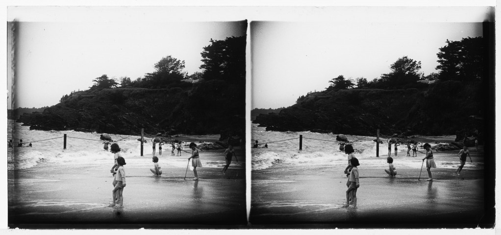 Les filles Duvernoy entrent dans l'eau