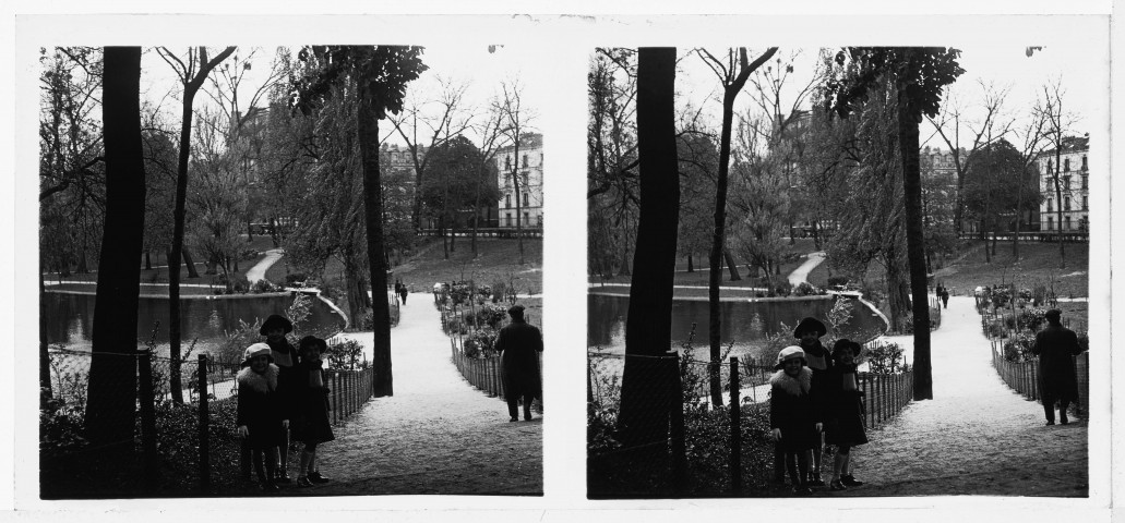 Les enfants dans l'allée du lac
