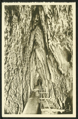 Couloir d'entrée des grottes
