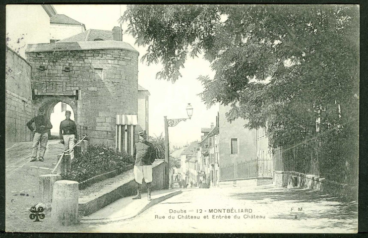 Rue du Château et entrée du château, avec poste militaire