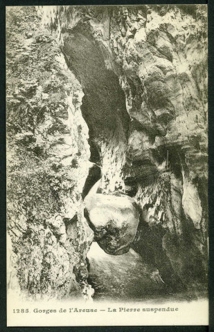 Gorge de l'Areuse. La Pierre suspendue
