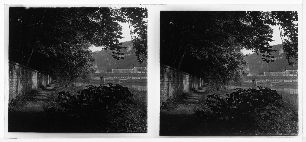 Velotte : bord du Doubs, passerelle et entrepôts