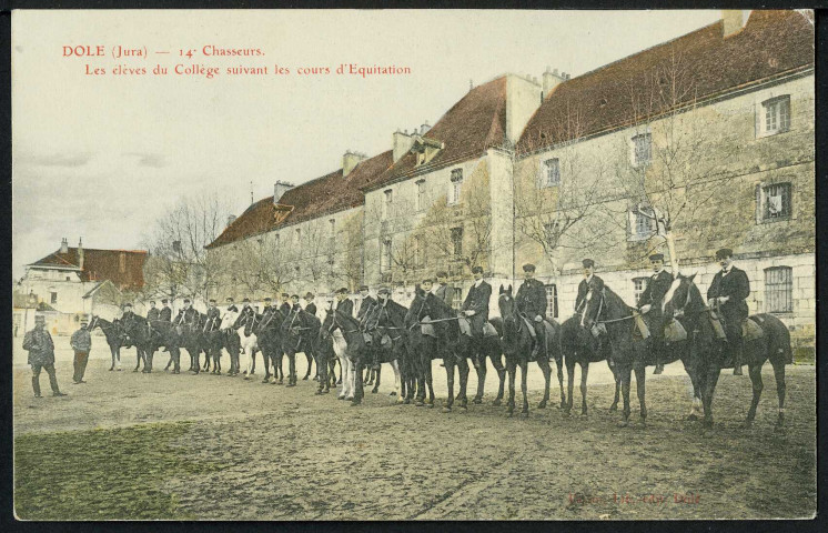 14e chasseurs, les élèves du collège suivant les cours d'équitation