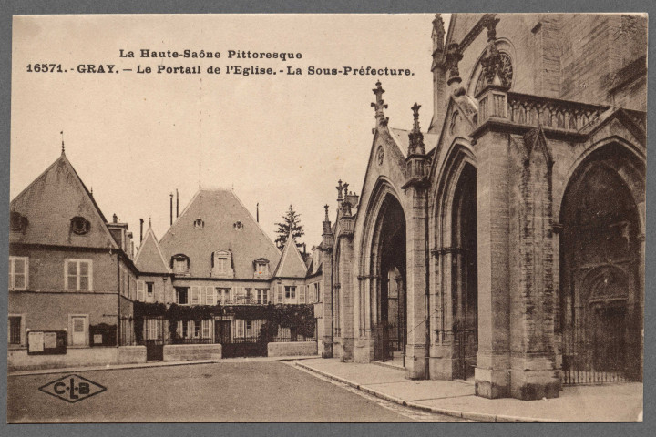Le portail de l'église. La sous-préfecture