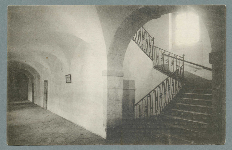 L'escalier d'honneur, le cloître
