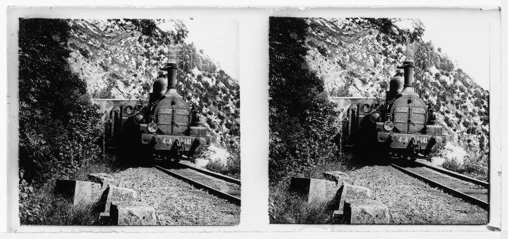 La locomotive sort du Tunnel de la Citadelle