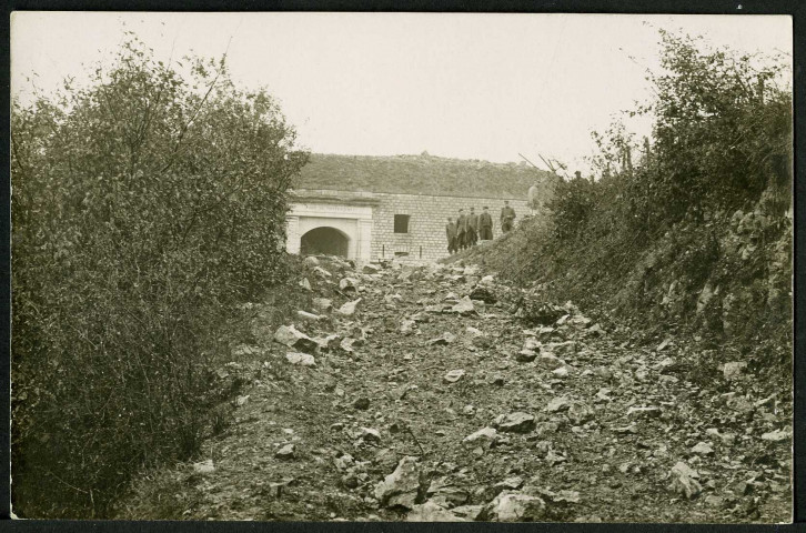 La route du fort après l'explosion