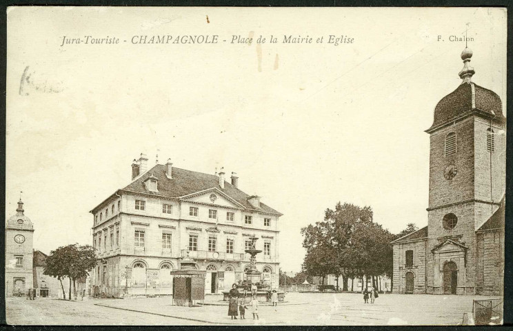 Place de la Mairie, église