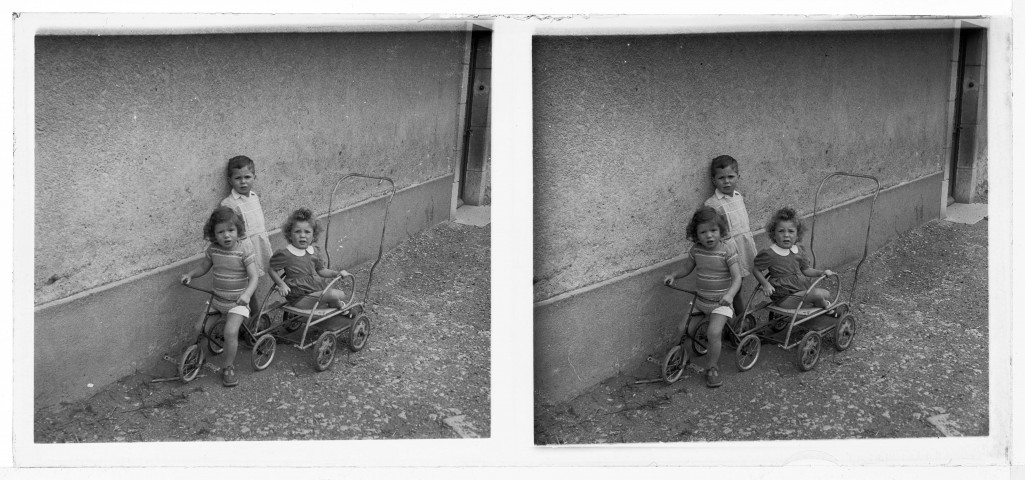 Denis, Gilles et Jean-Philippe en vacances (cour de l'école)