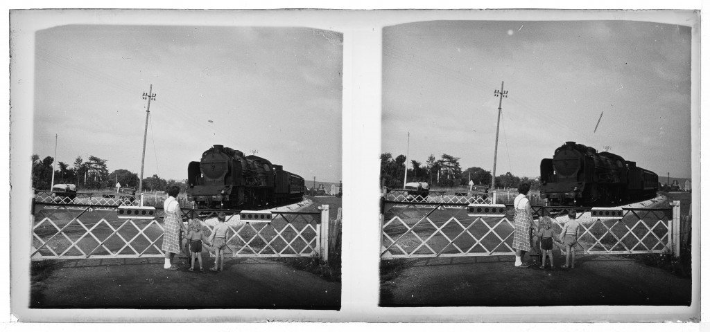 Denis, Gilles et Jean-Philippe devant le passage à niveau