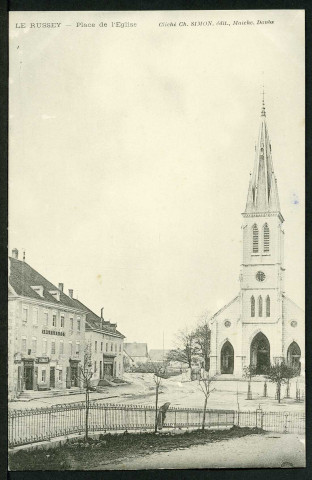 La place centrale et l'église