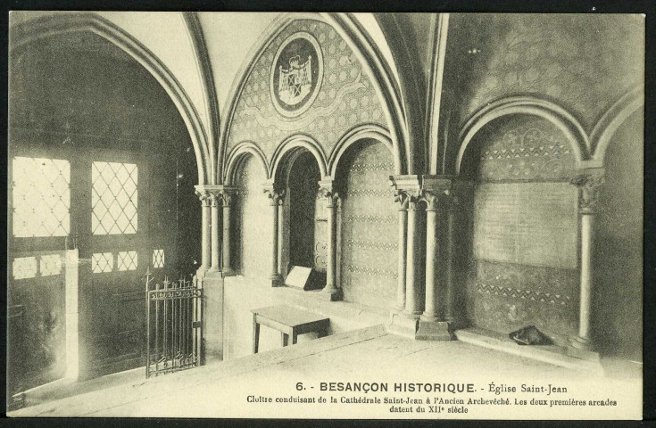 Cloître conduisant de la cathédrale Saint-Jean à l'ancien archevêché