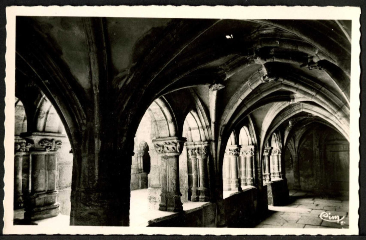 Vue du promenoir du cloître