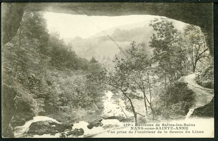 Vue prise depuis l'intérieur de la source du Lison