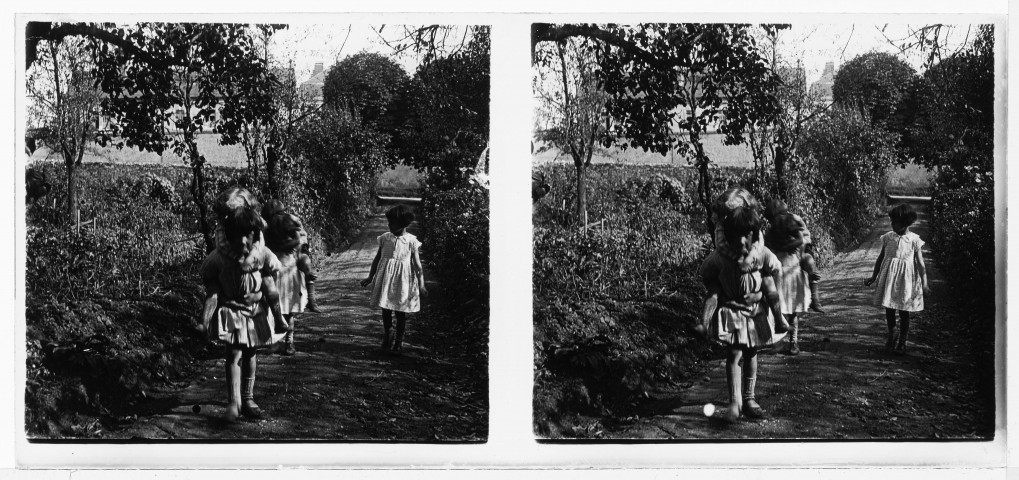 Dans l'allée, jeux d'enfants.