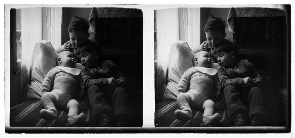 Denis (5 ans), Gérard (5 mois) et Jean-Philippe au salon (positif)