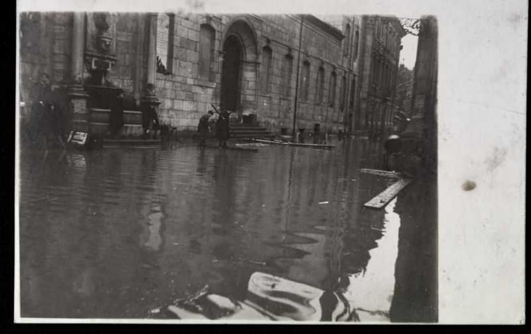 Vue de la rue du Lycée, inondations 1910