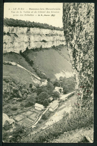 Vue de la vallée et de l'hôtel des Grottes
