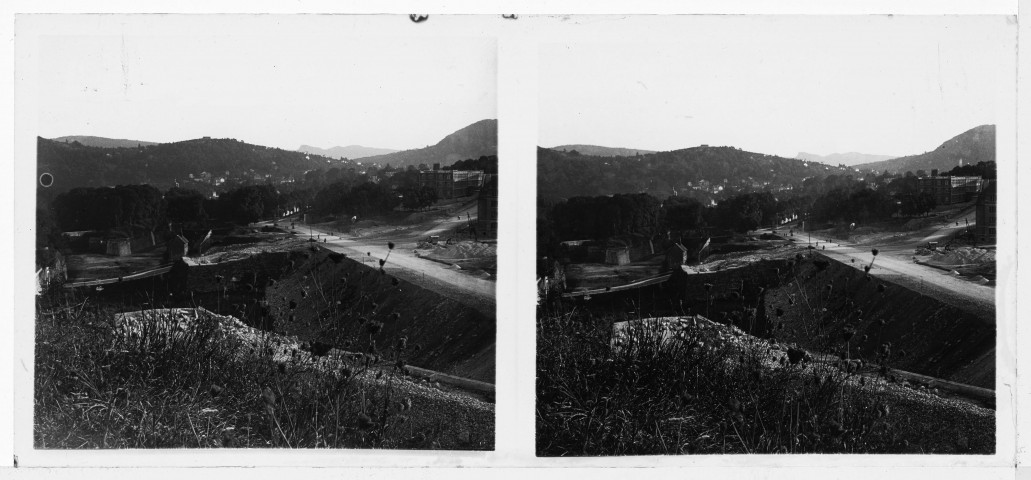 Travaux d'aménagement des glacis.
