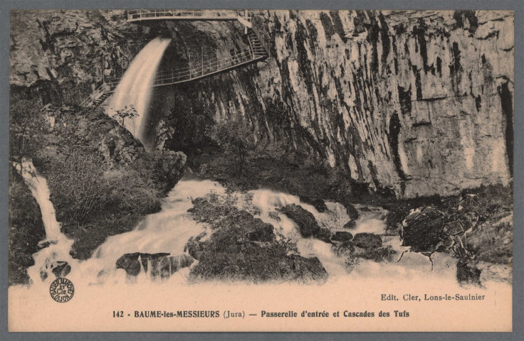 Passerelle d'entrée et cascade des tufs
