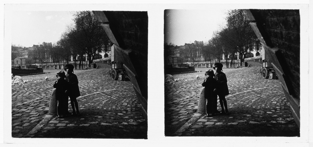 Marguerite et Marie-Louise sur les quais