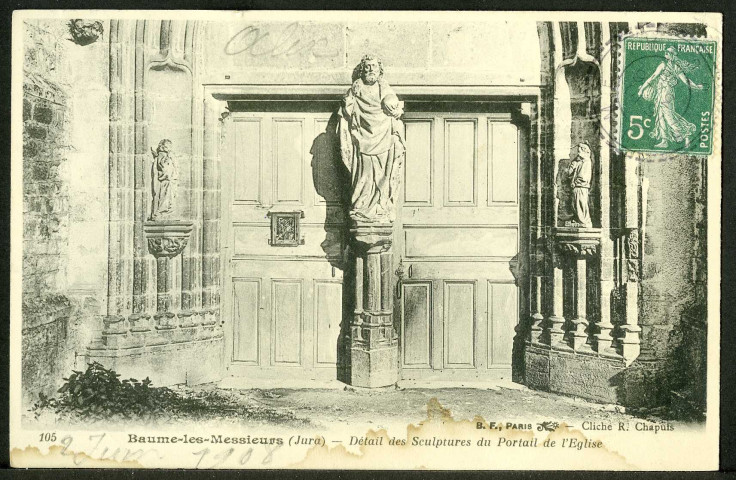 Détail des sculptures du portail de l'église