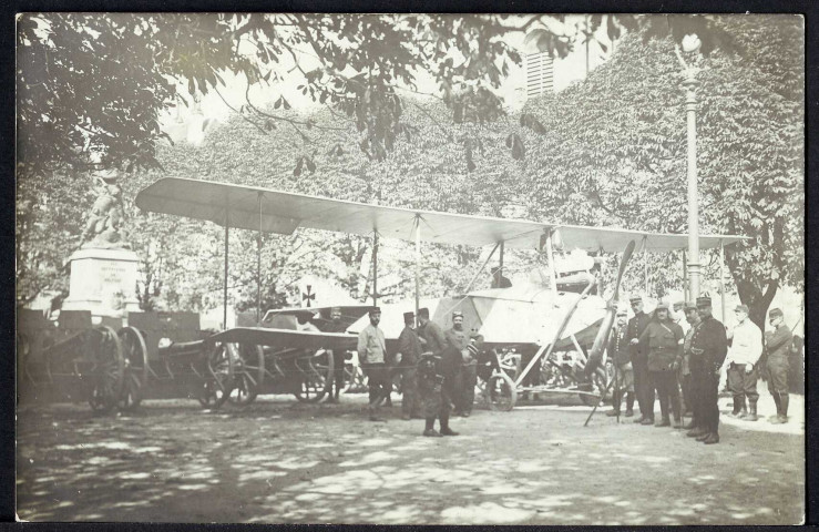 Avions devant le monument aux Morts