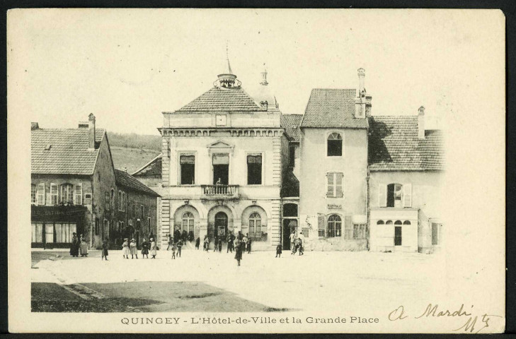 La grande place et l'Hôtel de Ville