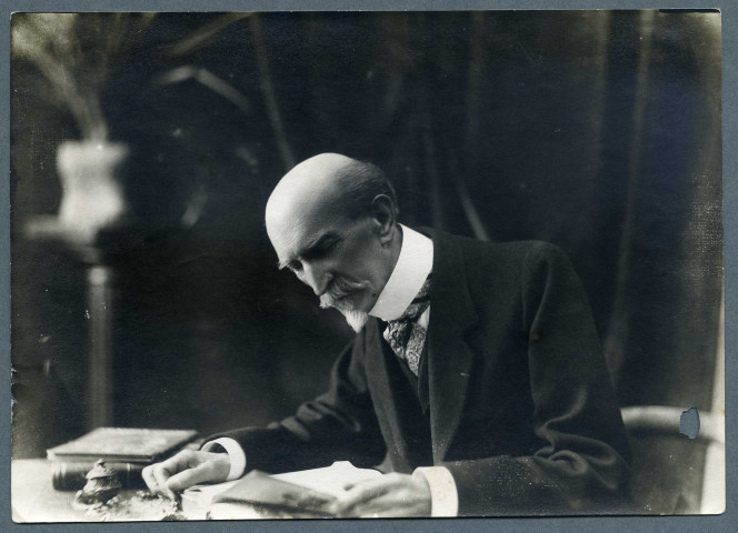 Homme à son bureau