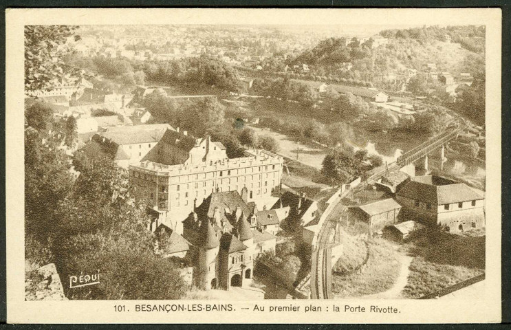 Panorama depuis la citadelle, au premier plan la porte Rivotte